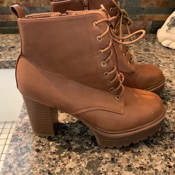 Boots - Picture 4 of 6